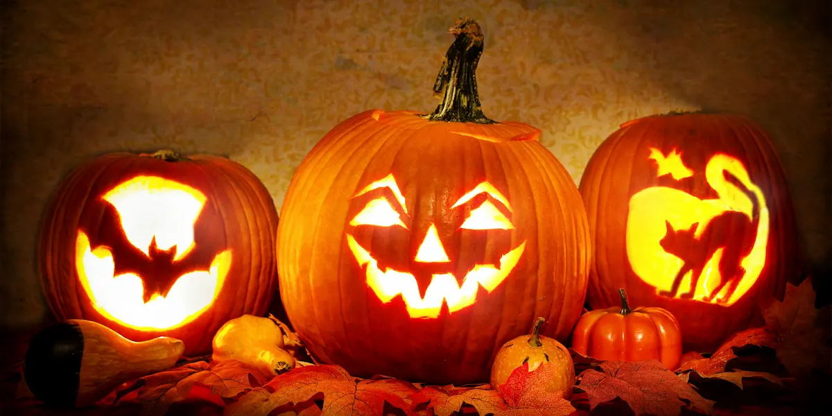 Светильник из тыквы и костюмы — образы Хэллоуина