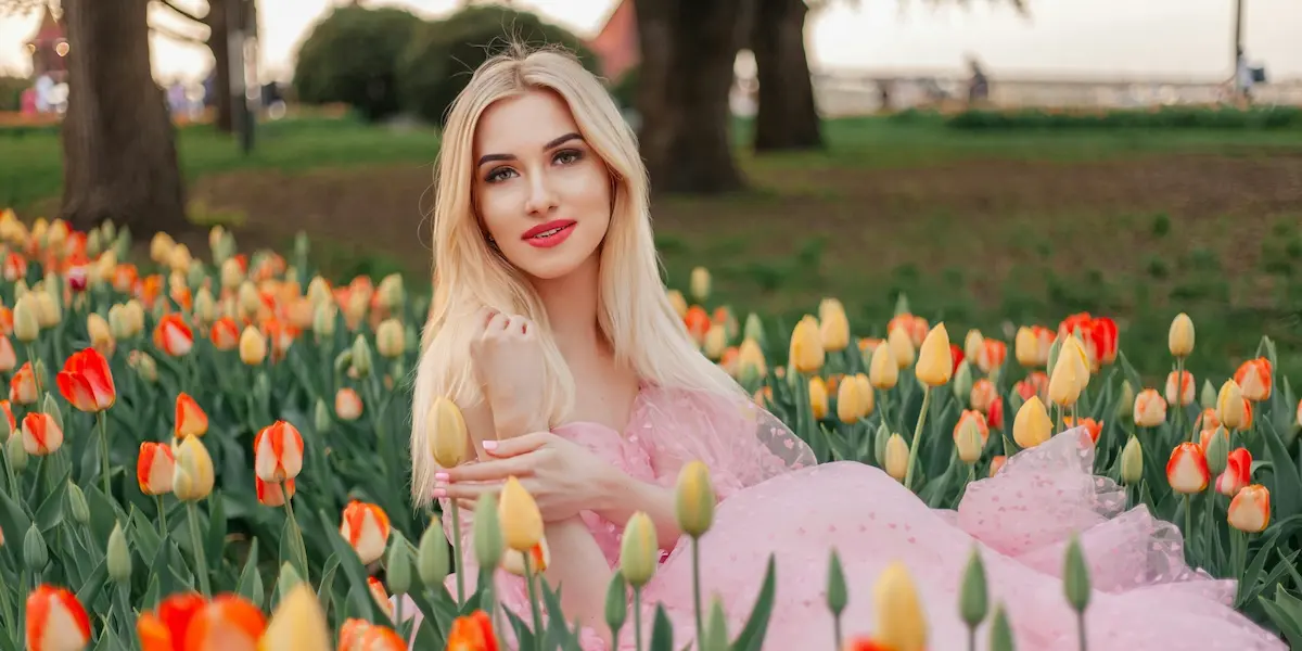 Букет тюльпанов и веточка мимозы — символы 8 марта