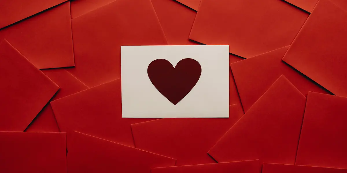 Валентинки, красные розы и сердечки — символы Дня святого Валентина