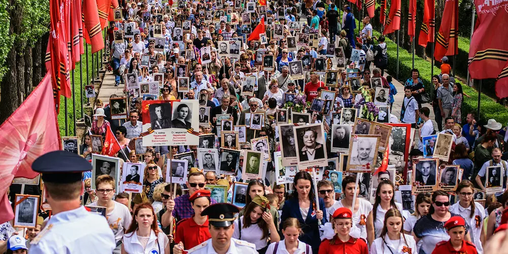 Бессмертный полк, парад и Вечный огонь — главные образы Дня Победы